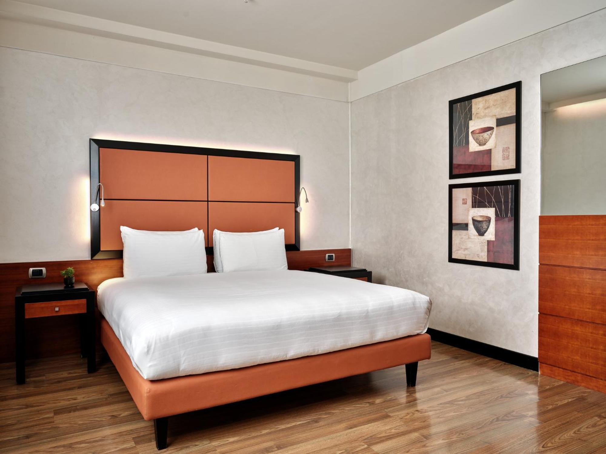 คราวน์ พลาซา มิลาน มัลเปนซา แอร์พอร์ต Hotel คาเซ นูโอเว ภายนอก รูปภาพ